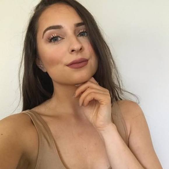 Meet your Posher, Laura - Picture 1 of 1